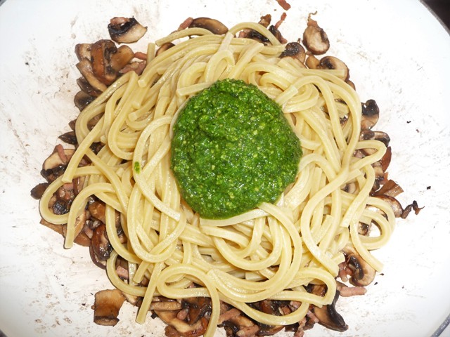 Spaghetti met spekjes, champignons en (daslook)pesto