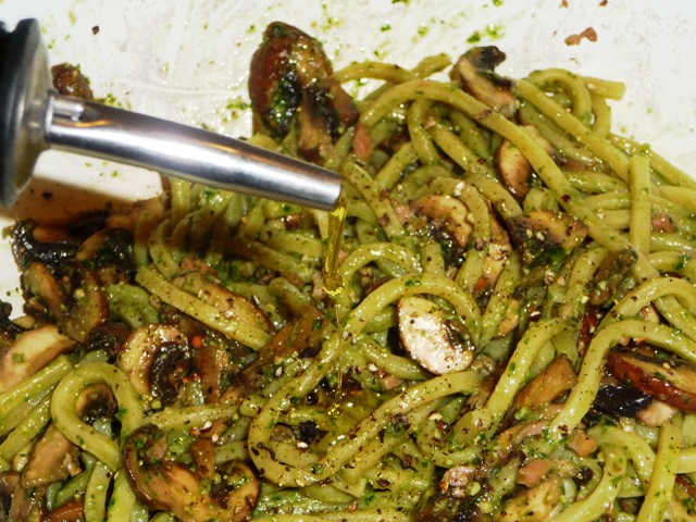 Spaghetti met spekjes, champignons en (daslook)pesto