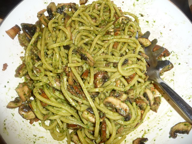Spaghetti met spekjes, champignons en (daslook)pesto