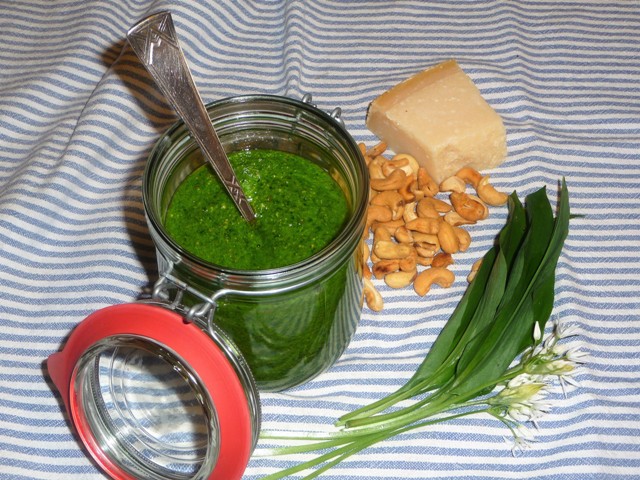 Spaghetti met spekjes, champignons en (daslook)pesto