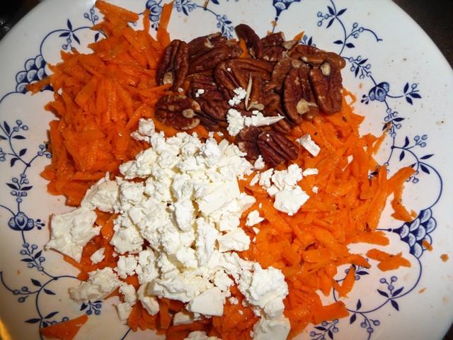 Griekse wortelsalade met feta en (wal)noten