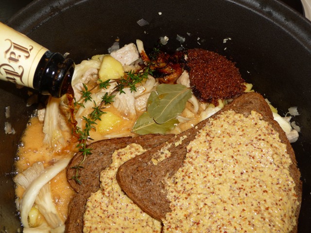 Brabantse herfststoofpot met varkensvlees donker bier en appel