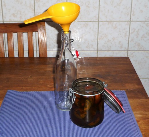 Italiaanse walnotenlikeur Nocino