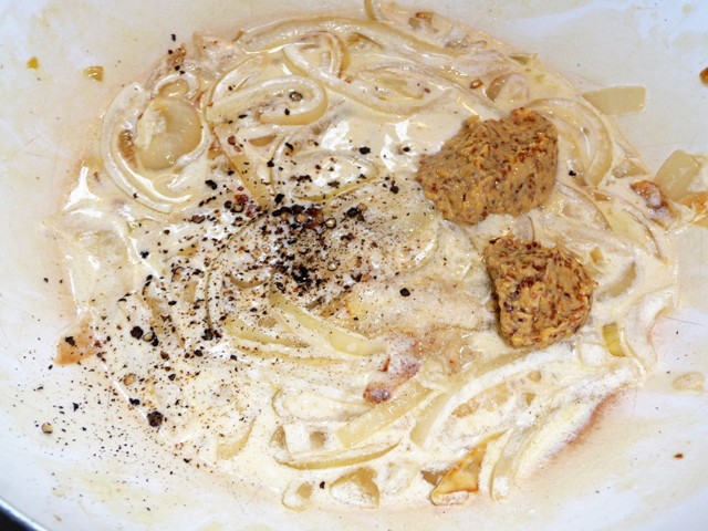 Varkenshaasje uit de oven met ui en mosterdsaus