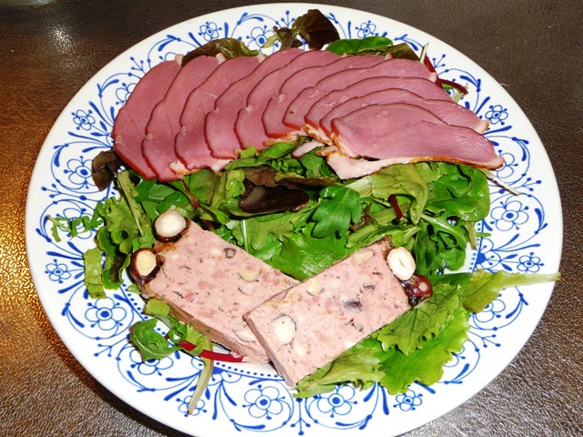 Winterse maaltijdsalade met gerookte eendenborst en paté