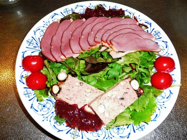 Winterse maaltijdsalade met gerookte eendenborst en paté