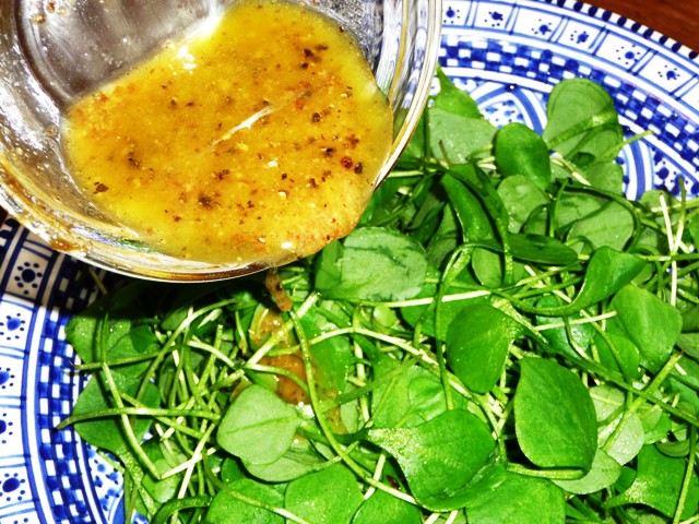 Salade van winterpostelein, paddenstoelen, linzen, appel, noten, kaas