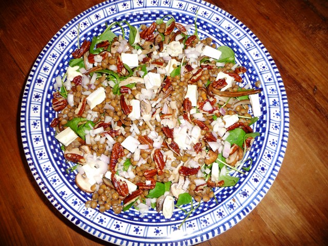 Salade van winterpostelein, paddenstoelen, linzen, appel, noten, kaas