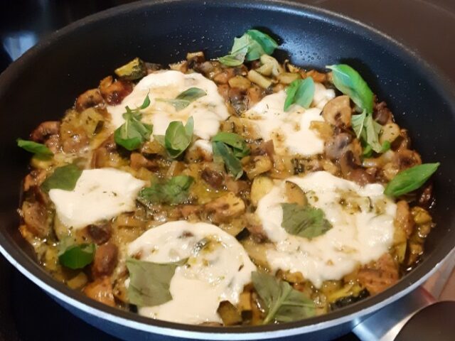 Champignonpannetje met courgette knoflook en gesmolten mozzarella