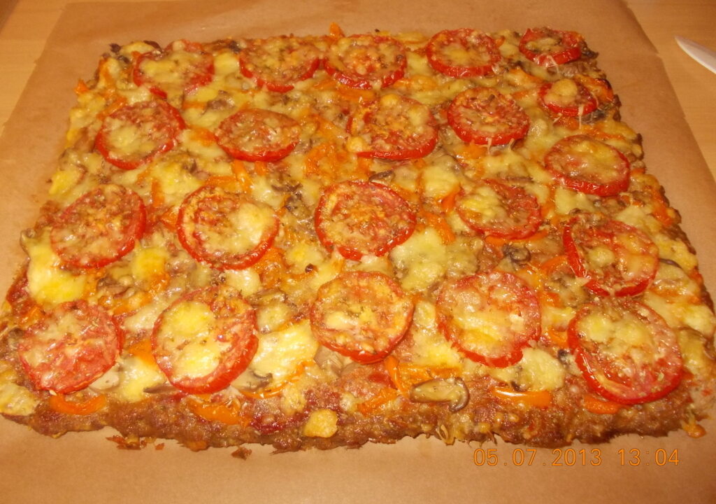 Gehaktpizza van de plaat zonder deeg