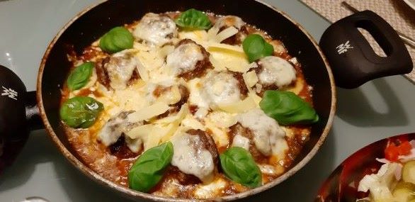 Gevulde Italiaanse gehaktballetjes in tomatensaus met mozzarella en pesto