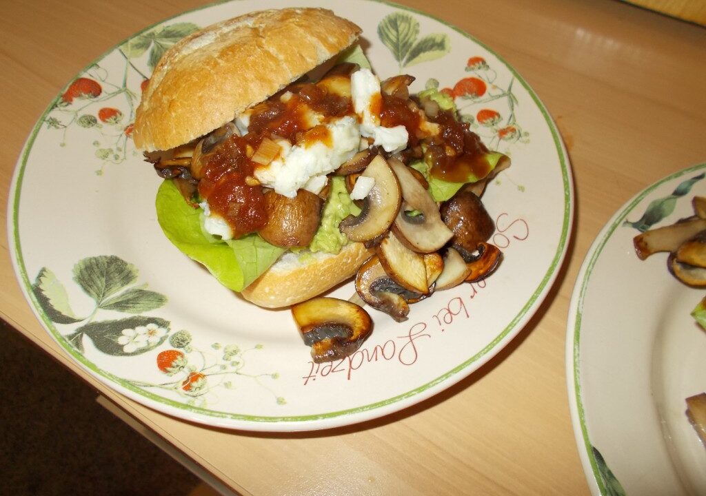 Heerlijk broodje paddenstoelen, avocado, gorgonzola en tomaten