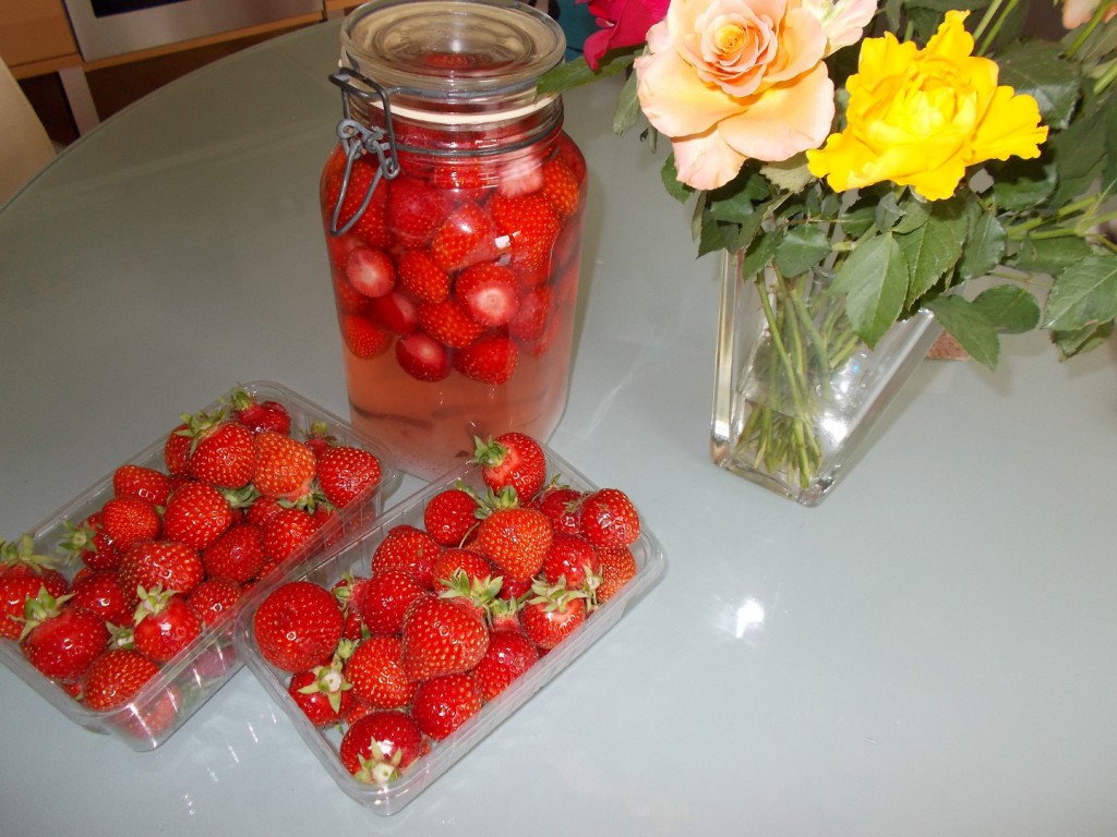 Mijn heerlijke zelfgemaakte Aardbeienlikeur met ’n vleugje vanille