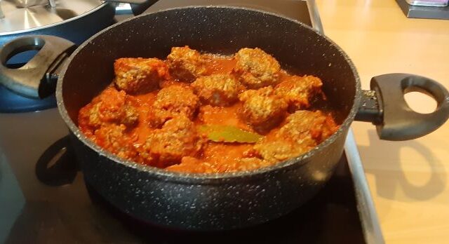 Zalige Mediterrane gehaktballetjes in kruidige tomatensaus met olijven