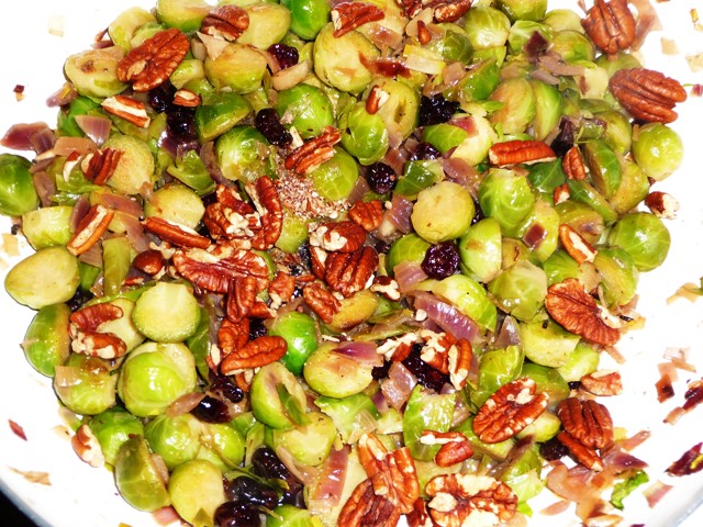Gebakken spruitjes met cranberry’s en noten