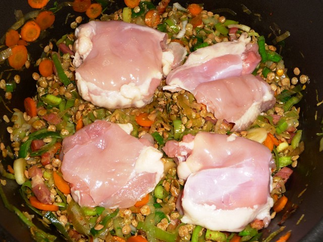 Kip met spekreepjes en linzen (Nigella Lawson)