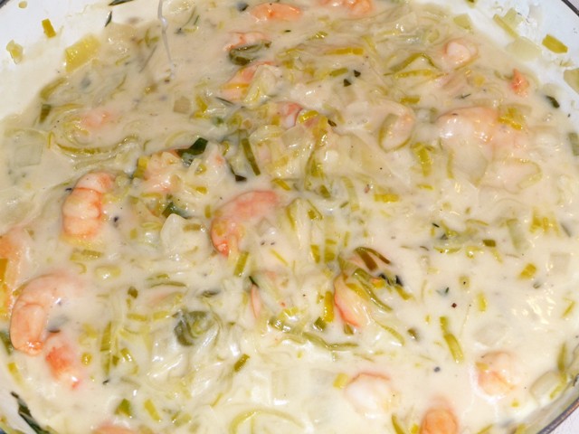 Spaghetti met romige preisaus en grote garnalen
