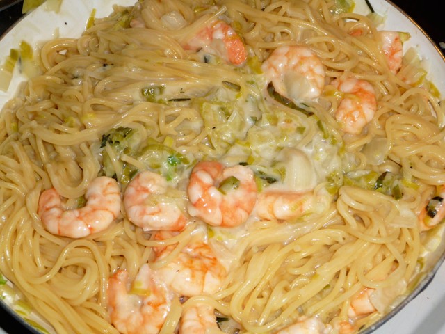 Spaghetti met romige preisaus en grote garnalen
