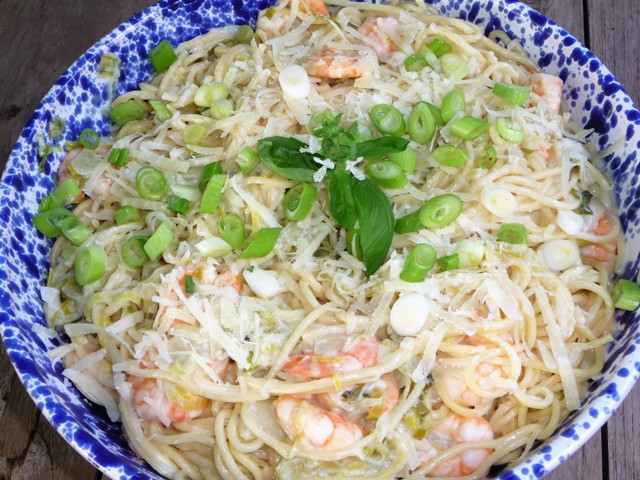 Spaghetti met romige preisaus en grote garnalen