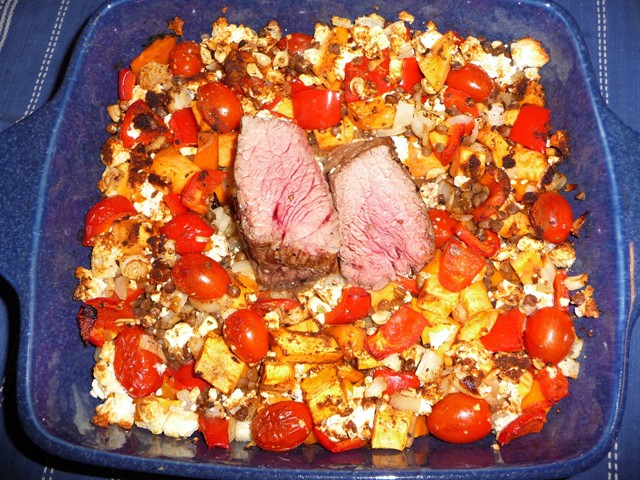 Traybake met pompoen, feta en rosbief