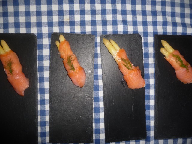 Zalmrolletjes met (kruiden)roomkaas en asperges