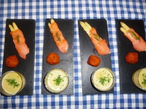 Zalmrolletjes met (kruiden)roomkaas en asperges