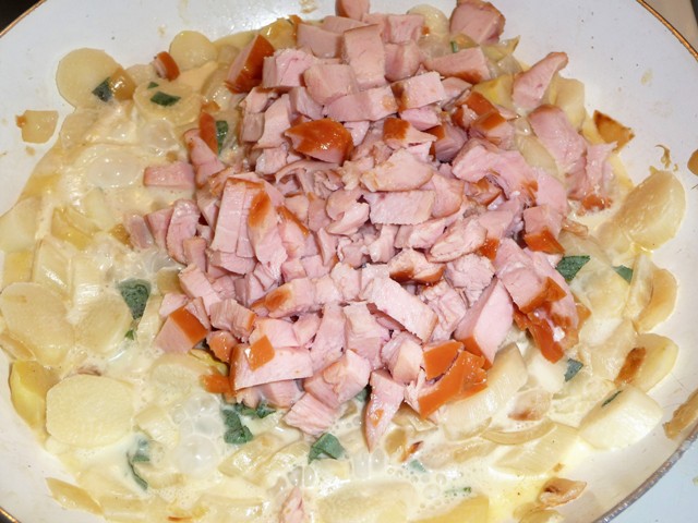 Pasta met asperges en gerookte kip