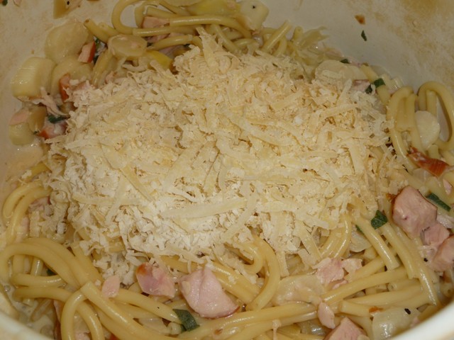 Pasta met asperges en gerookte kip