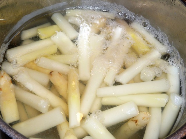 Pot-au-feu met asperges, erwtjes en chorizo