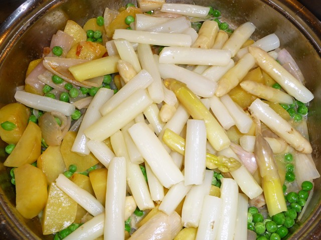 Pot-au-feu met asperges, erwtjes en chorizo