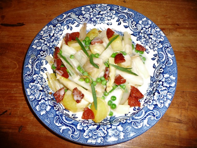 Pot-au-feu met asperges, erwtjes en chorizo