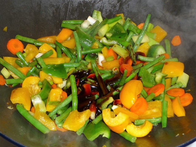 Wokschotel met garnalen, noedels en hoisinsaus