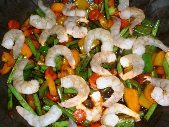 Wokschotel met garnalen, noedels en hoisinsaus