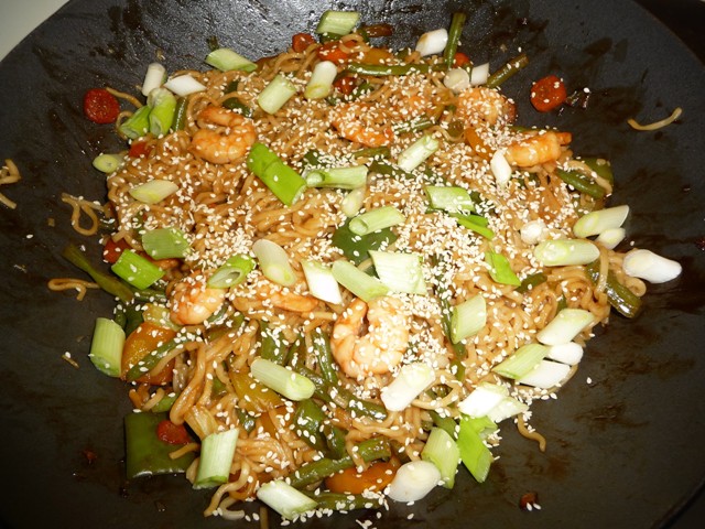 Wokschotel met garnalen, noedels en hoisinsaus