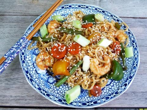 Wokschotel met garnalen, noedels en hoisinsaus