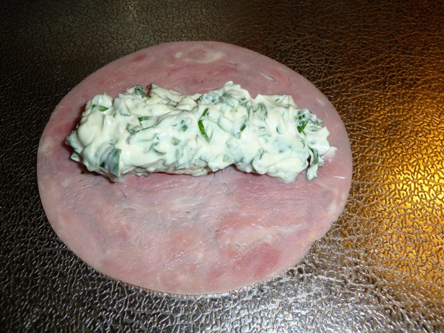 Hamrolletjes met verse roomkaas en daslook