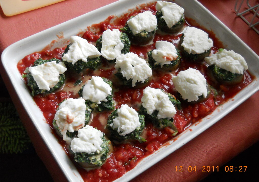 Champignons gevuld met spinazie en mozzarella in tomatensaus