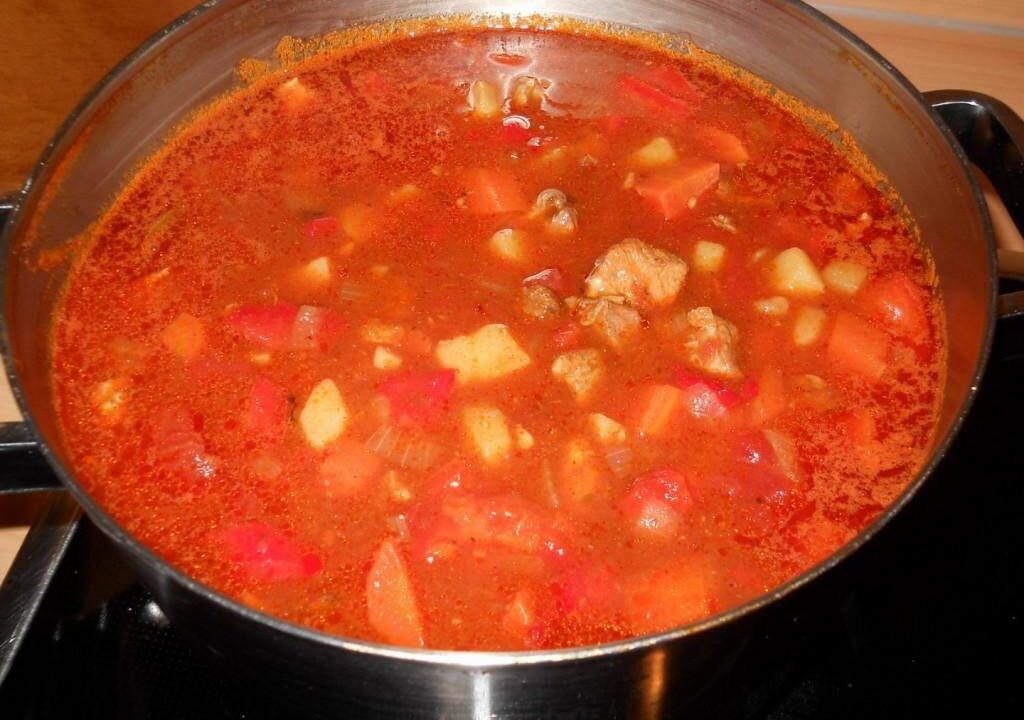 Pikante goulashsoep maaltijdsoep ook voor de slowcooker