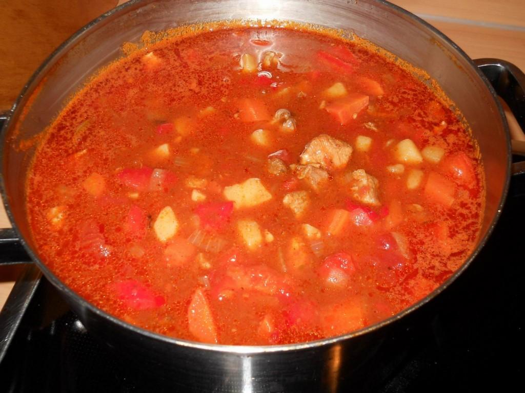 Pikante goulashsoep maaltijdsoep ook voor de slowcooker