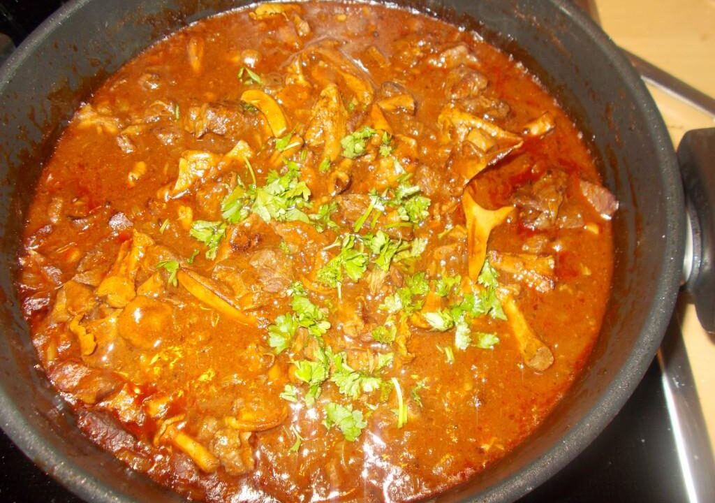 Super lekkere stoofpot Pittige goulash met paddenstoelen