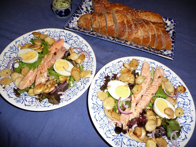 Maaltijdsalade met asperges en gerookte forel