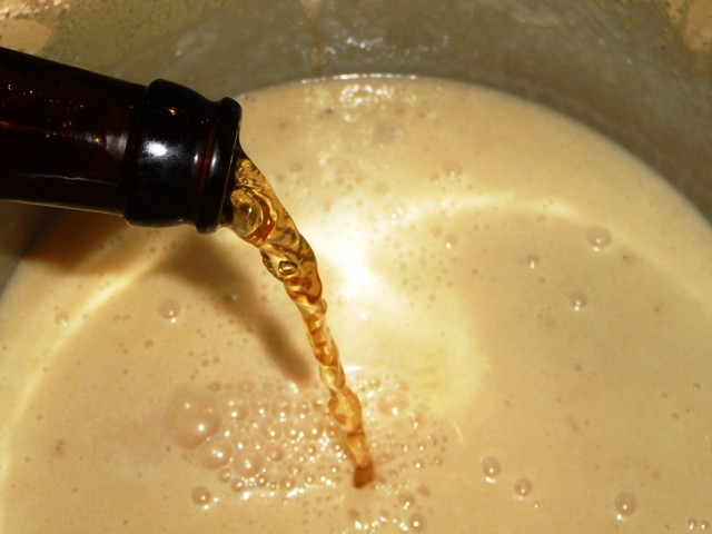 Stevige Limburgse mosterdsoep met bier, kaas, champignons en spekjes