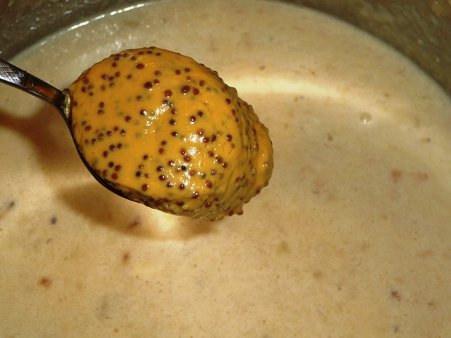 Stevige Limburgse mosterdsoep met bier, kaas, champignons en spekjes
