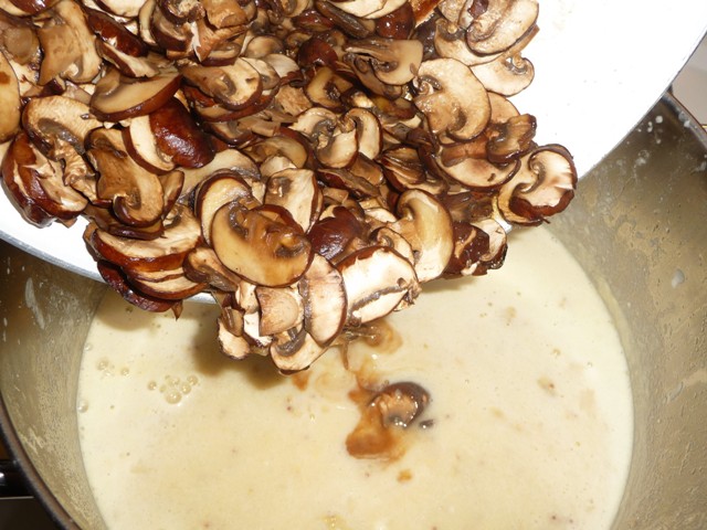 Stevige Limburgse mosterdsoep met bier, kaas, champignons en spekjes