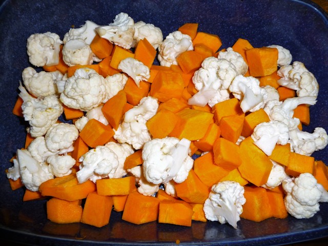 Traybake met bloemkool, pompoen, aardappel, Vadouvan & noten