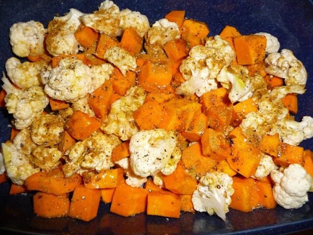 Traybake met bloemkool, pompoen, aardappel, Vadouvan & noten