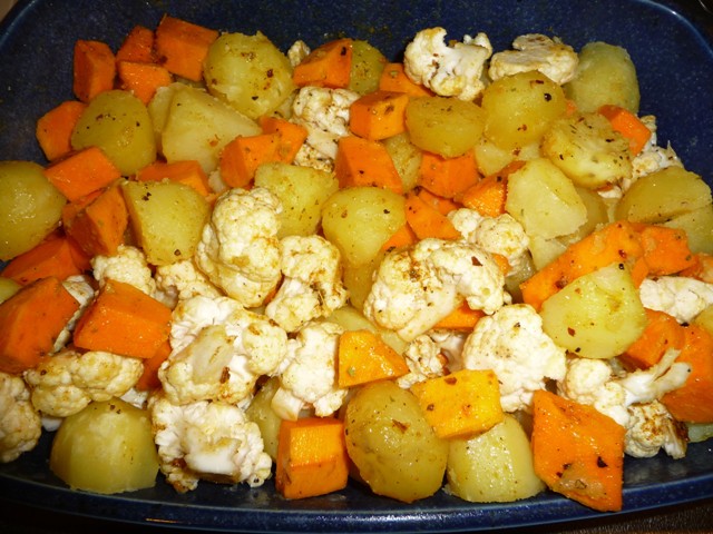 Traybake met bloemkool, pompoen, aardappel, Vadouvan & noten