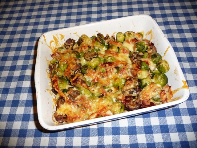 Gegratineerde spruitjes met champignons