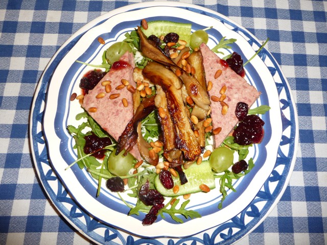 Salade met wildpate en gebakken oesterzwammen