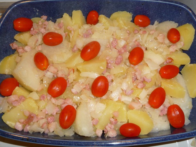 Koolrabi-aardappelgratin met spekjes en tomaatjes